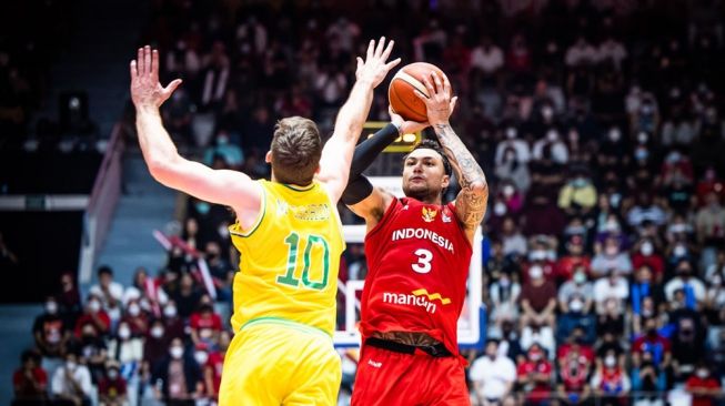 Pemain timnas basket Indonesia, Brandon Jawato (kanan) melakukan slam dunk ketika menghadapi Australia dalam matchday ketiga atau terakhir Grup A FIBA Asia Cup 2022 di Istora Senayan, Jakarta, Sabtu (16/7/2022). [FIBA]