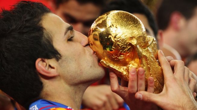 Cesc Fabregas saat mengangkat trofi Piala Dunia saat masih membela Timnas Spanyol. (Twitter/@Fandom_ID)
