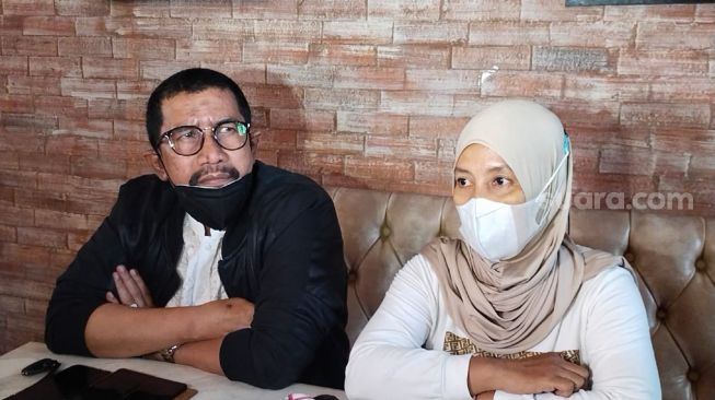 Rini Diana, istri dari Sulaiman mantan sopir Nindy Ayunda dan pengacaranya, Fahmi Bachmid ditemui di Kalimalang, Bekasi Selatan pada Jumat (15/7/2022) [Suara.com/Rena Pangesti]