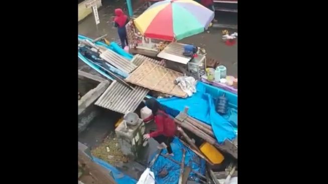 Dihantam Gelombang Tinggi, Sejumlah Warung Di Pantai Depok Rusak