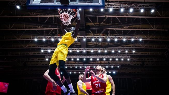 Timnas basket Indonesia ketika menghadapi Australia dalam matchday ketiga atau terakhir Grup A FIBA Asia Cup 2022 di Istora Senayan, Jakarta, Sabtu (16/7/2022). [FIBA]