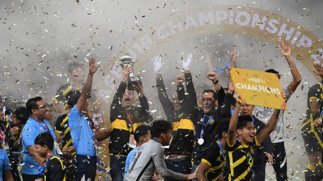 Sejumlah pesepak bola Timnas Malaysia U-19 bersama official melakukan selebrasi saat juara Piala AFF U19 2022 di Stadion Patriot Chandrabhaga, Bekasi, Jawa Barat, Jumat (15/7/2022).[Antara Foto]