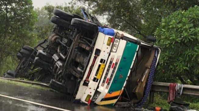 Dua Kecelakaan Terjadi di Tol Purbaleunyi Hari Ini, Satu Truk Terguling