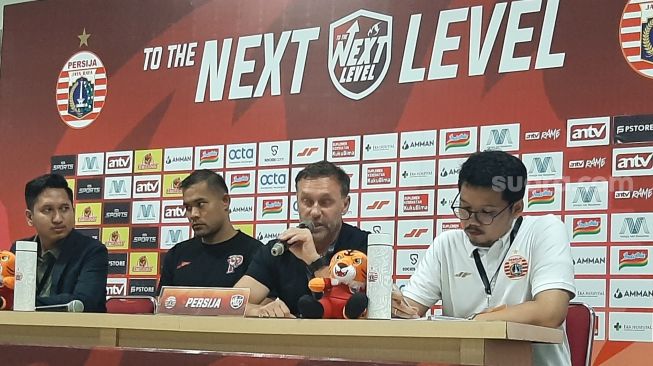 Pelatih Persija, Thomas Doll dalam konferensi pers usai melawan RANS Nusantara FC (Suara.com/Adie Prasetyo Nugraha).