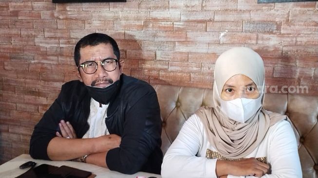 Rini Diana, istri dari Sulaiman mantan sopir Nindy Ayunda dan pengacaranya, Fahmi Bachmid ditemui di Kalimalang, Bekasi Selatan pada Jumat (15/7/2022) [Suara.com/Rena Pangesti]