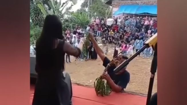 Kocak! Bukan Uang, Pria Ini Jadi Tontonan Warga Gegara Sawer Biduan Dangdut Pakai Petai