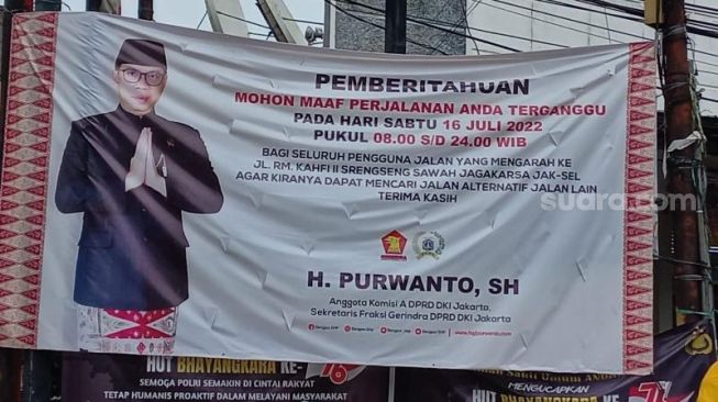 Spanduk imbauan dari DPRD DKI Jakarta Purwanto yang menggelar resepsi anaknya di kawasan Setu Babakan, Jakarta Selatan, Sabtu (16/7/2022). (Suara.com/Welly)