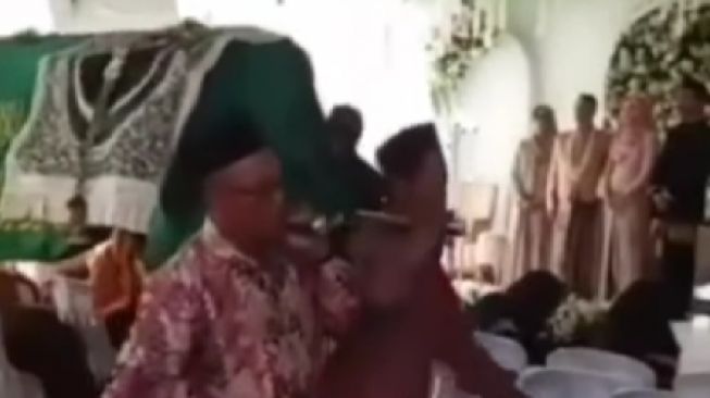 Viral Video Pengangkut Jenazah Lewat di Tengah Pesta Pernikahan, Publik: Diingatkan Jodoh dan Kematian Sudah Ditentukan