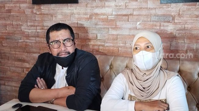 Rini Diana, istri dari Sulaiman mantan sopir Nindy Ayunda dan pengacaranya, Fahmi Bachmid ditemui di Kalimalang, Bekasi Selatan pada Jumat (15/7/2022) [Suara.com/Rena Pangesti]