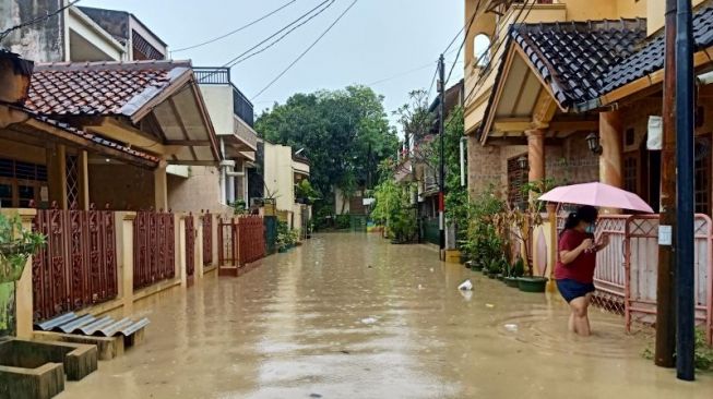 Kali Bekasi Meluap dan Titik Banjir Semakin Meluas, Warga  Dievakuasi