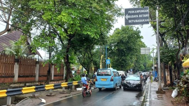 Anggota DPRD DKI dari Fraksi Gerindra, Purwanto gelar resepsi pernikahan anaknya di Perkampungan Budaya Betawi Setu Babakan, Jagakarsa, Jakarta Selatan, Sabtu (16/7/2022). [Suara.com/Welly]