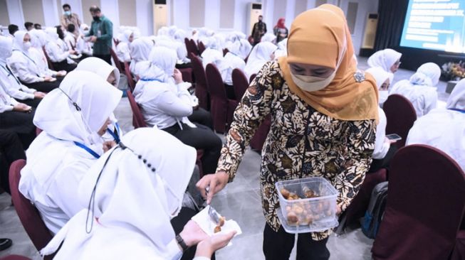 Gubernur Khofifah Minta PNS Bekerja dengan Penuh Dedikasi