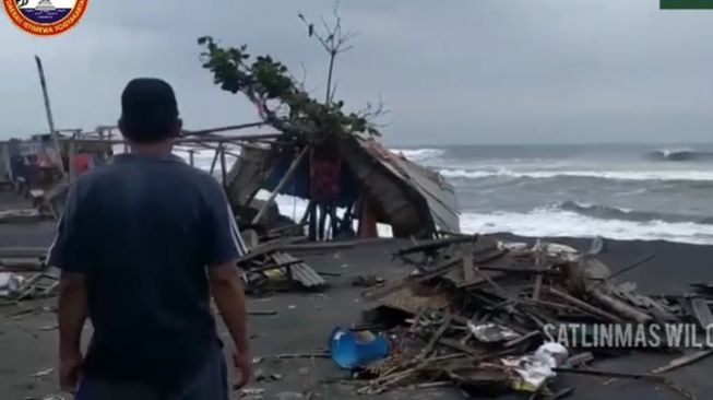 Gelombang Tinggi Rusak Warung Pedagang di Pantai Depok, SAR Satlinmas Bantul Pastikan Tak Ada Korban Jiwa