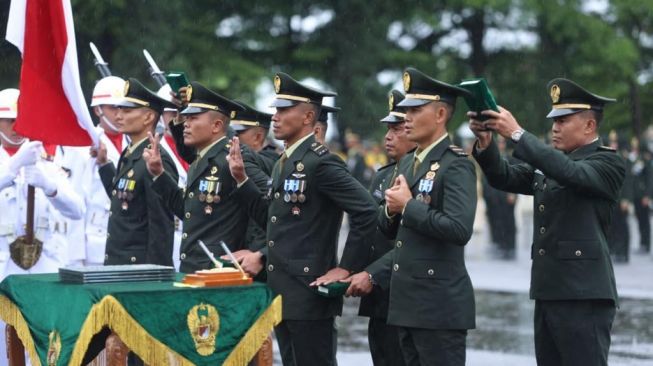 Pelantikan perwira abituren Pendidikan Pembentukan Perwira (Diktukpa) TNI AD Program D3 di Bumi Panorama Sekolah Calon Perwira Angkatan Darat (Secapa AD) Bandung, Sabtu (16/7/2022). (Dispenad)