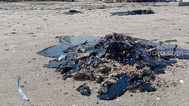 Limbah Hitam di Pantai Kerangmas Labuhan Maringgai Berasal dari Kebocoran Pipa Migas PHE OSES