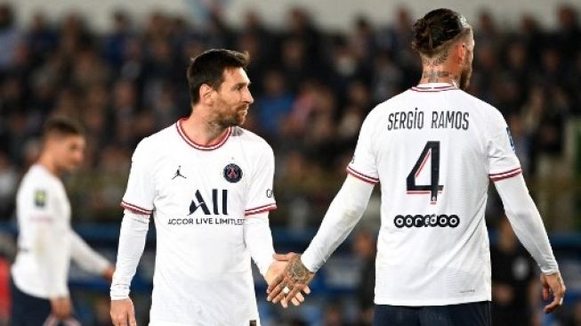 Sergio Ramos akur dengan Lionel Messi di PSG. (SEBASTIEN BOZON / AFP)