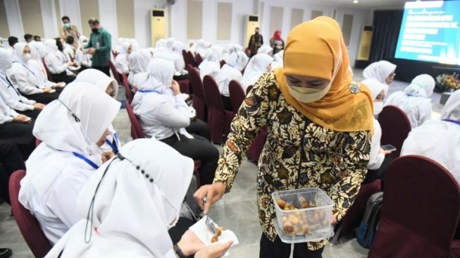 Baru Pulang Ibadah Haji, Gubernur Jatim Khofifah Bagi-Bagi Kurma Ruthob ke CPNS