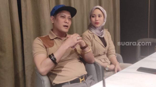 Gus Anom dan istri, Reca Ramadani. [Suara.com/Ferry Noviandi]