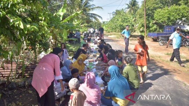 20 Tahun Menunggu, Warga Desa Ini Syukuran Makan Massal di Jalan untuk Jalan Baru