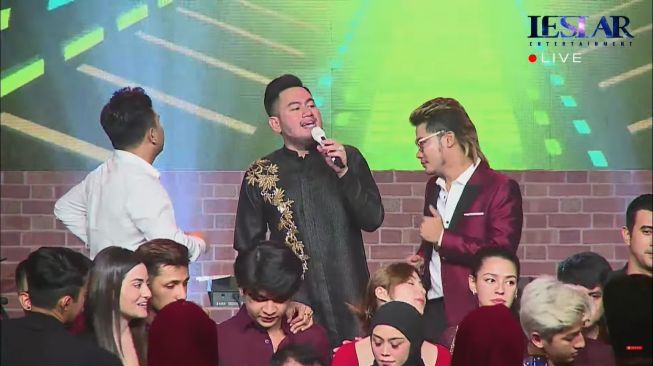 Momen pesta ulang tahun Rizky Billar (YouTube/Leslar Entertainment)