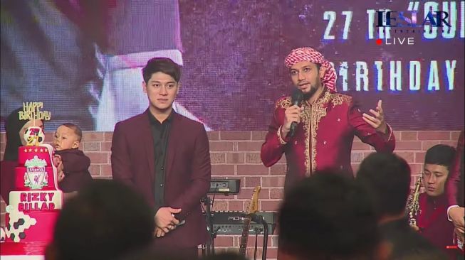 Momen pesta ulang tahun Rizky Billar (YouTube/Leslar Entertainment)