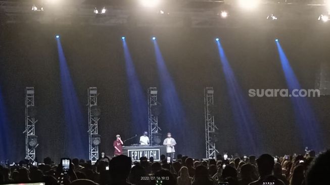 Konser Epik High di Kota Kasablanka, Jakarta Selatan, Sabtu (16/7/2022). [Rena Pangesti/Suara.com]