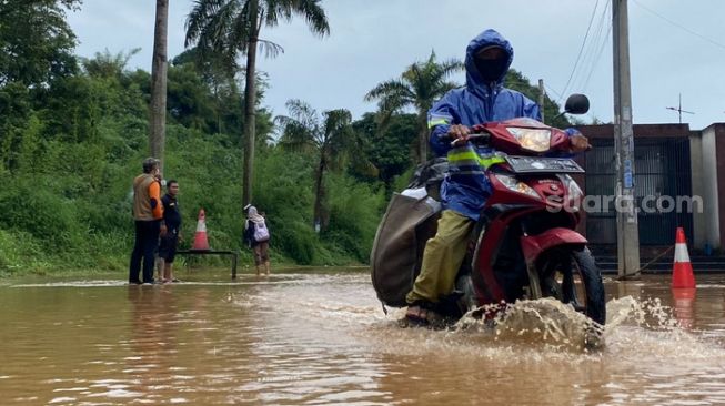 Banjir Mulai Surut Setelah 7 Jam, Warga Villa Pamulang Berjibaku Bersihkan Lumpur