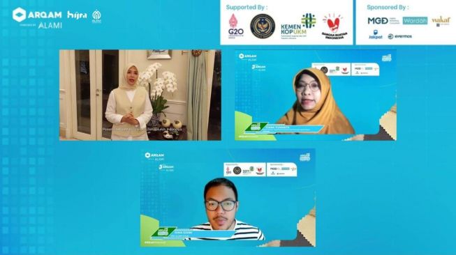 CEO ALAMI Group, Dima Djani (tengah bawah), President Global Modest Fashion Week Association, Nur Asia Uno (kiri atas), dan Deputi Direktur Departemen Ekonomi dan Keuangan Syariah Bank Indonesia (BI) Diana Yumanita (kanan atas) ketika memberikan sambutan di ARQAM Fashion & Beauty Care Accelerator 2022 yang dilaksanakan secara virtual pada Sabtu (16/7). 