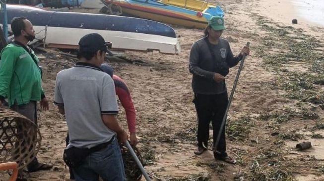 Sampah Kiriman Mulai Penuhi Pantai Sanur, DLHK Kumpulkan Sampai 25 Meter Kubik