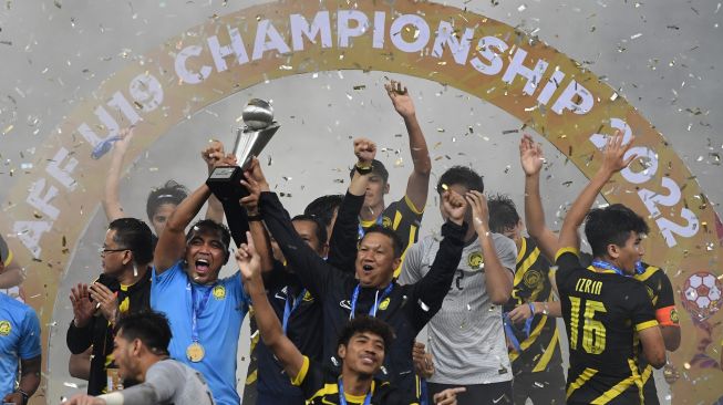 Sejumlah pesepak bola Timnas Malaysia U-19 bersama official melakukan selebrasi saat juara Piala AFF U19 2022 di Stadion Patriot Chandrabhaga, Bekasi, Jawa Barat, Jumat (15/7/2022).[Antara Foto]