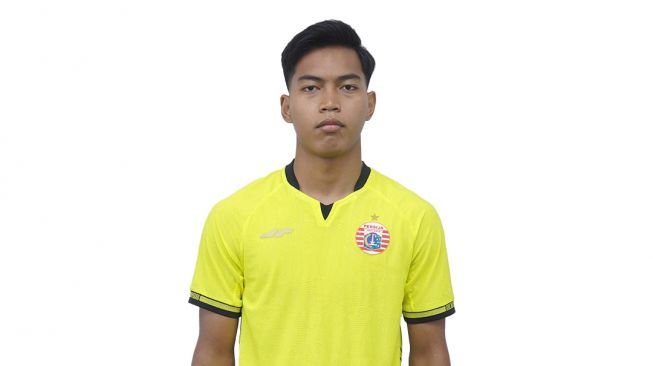 Kiper Persija Jakarta, Adre Arido Geovani mengenakan jersey anyar timnya untukt mengarungi musim 2022/2023. [Persija]