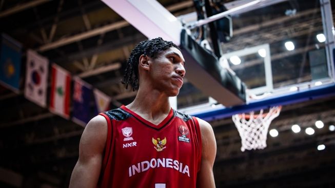 Pemain timnas basket Indonesia, Derrick Michael Xzavierro ketika menghadapi Australia dalam matchday ketiga atau terakhir Grup A FIBA Asia Cup 2022 di Istora Senayan, Jakarta, Sabtu (16/7/2022). [FIBA]