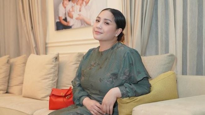 Ingin Nobar Film Horor Bersama Karyawan, Nagita Slavina Boyong Seisi Bioskop ke Rumah