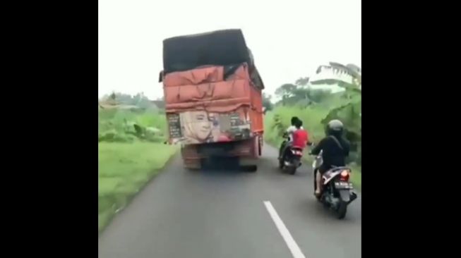 Detik-Detik Truk Senggol Bocil Naik Motor yang Tak Gunakan Helm sampai Masuk Parit, Publik: Jadi Bingung Salahin Siapa