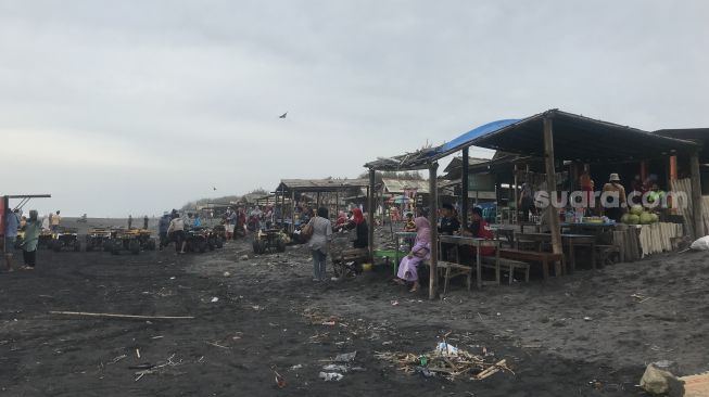 Gelombang Pasang Selama Sepekan, Aktivitas Pariwisata Pantai Depok Tetap Berjalan