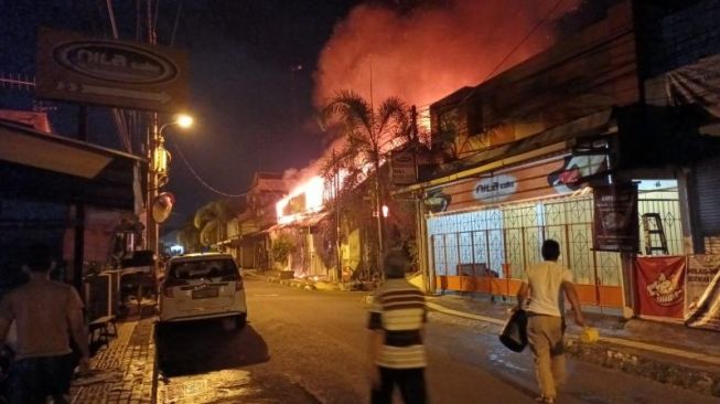 Kebakaran sebuah ruko di Tegalpanggung, Danurejan, Yogyakarta pada Minggu (17/7/2022) dini hari. - a(SuaraJogja.id/HO-Humas Polresta Yogyakarta).