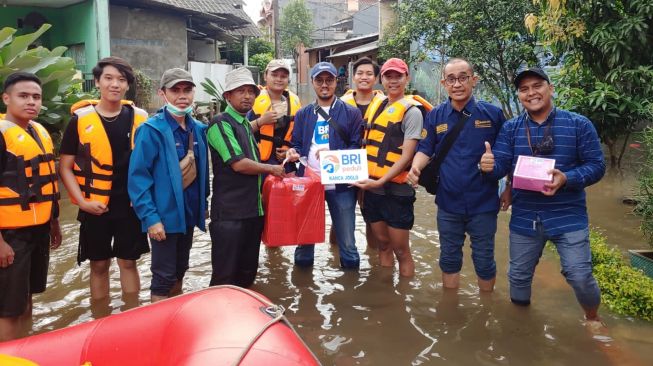 BRI Salurkan Bantuan ke Korban Banjir di Ciledug, Tangerang dan Garut