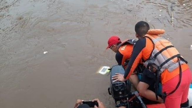 Hanyut saat Cari Botol Plastik, Agus Sejak Kemarin Belum juga Ditemukan di Kali Ciliwung