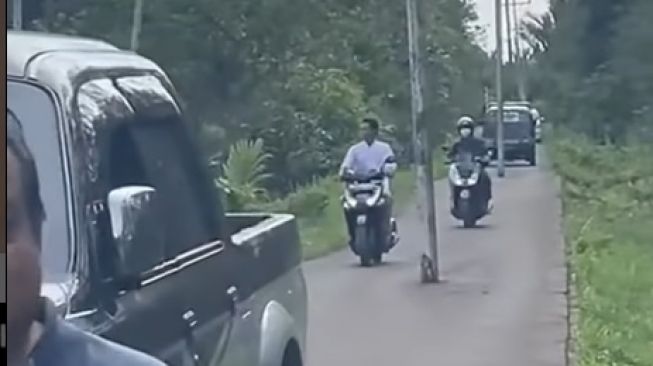 Video Viral Tiang-tiang Listrik Terpancang di Tengah Jalan, Publik: Pebalap F1 pun Ngeluh Lewat Sini