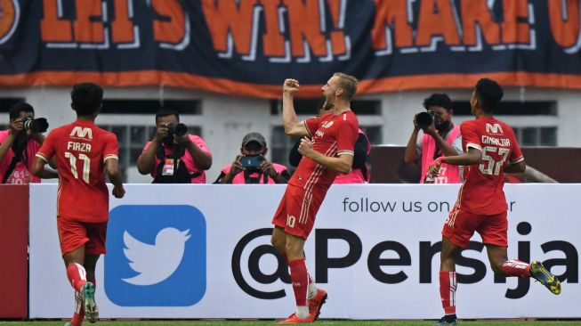 Pesepak bola Persija Jakarta Hanno Bahrens (tengah) dan rekan-rekannya berselebrasi usai menjebol gawang Rans Nusantara FC dalam pertandingan uji coba di Stadion Wibawa Mukti, Cikarang, Kabupaten Bekasi, Jawa Barat, Sabtu (16/7/2022). [ANTARA FOTO/Aditya Pradana Putra/wsj]