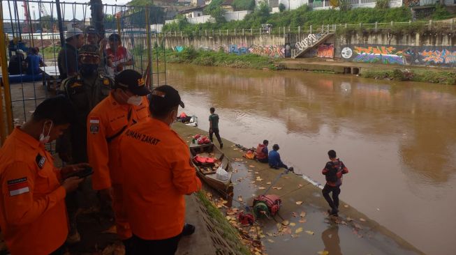 Kondisi Terlentang di Dekat Rumah Neneknya, Begini Kronologi Penemuan Mayat Balita Korban Banjir di Tebet