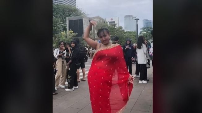 Lina Mukherjee di Citayam Fashion Week - (TikTok/@linamukherjeelilu)