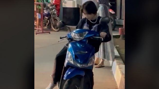 Jeje Slebew melempar senyum kepada perekam di SPBU (TikTok)