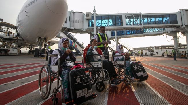 Jamaah haji berdoa setibanya di tanah air di Terminal 2 Bandara Internasional Juanda Surabaya di Sidoarjo, Jawa Timur, Minggu (17/7/2022). [ANTARA FOTO/Umarul Faruq/aww]