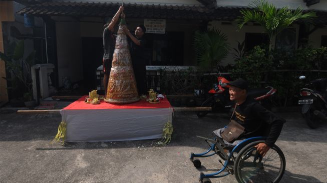 Warga menyiapkan gunungan Lumpia Duleg untuk Kirab Cethik Geni di Gatak, Delanggu, Klaten, Jawa Tengah, Minggu (17/7/2022). [ANTARA FOTO/Aloysius Jarot Nugroho/aww]