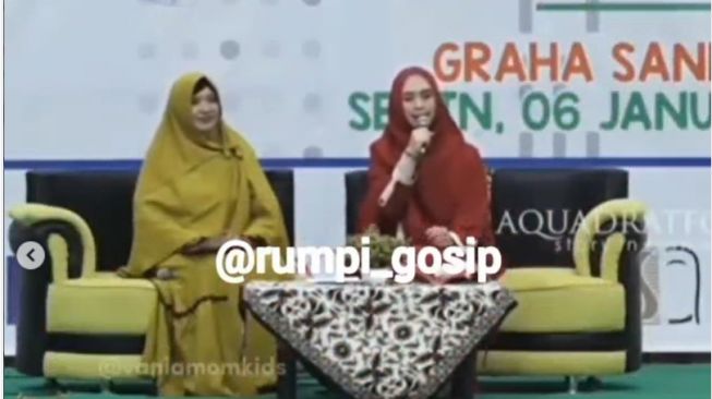 Ustazah Oky saat menceritakan kehidupan masa kecil sang adik, Ria Ricis (Instagram/ @rumpi_gosip).