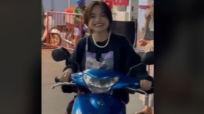 Jeje Slebew melempar senyum kepada perekam di SPBU (TikTok)