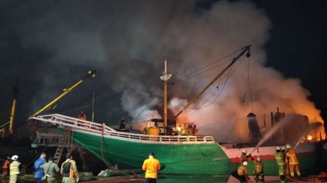 Kapal Kargo Terbakar di Pelabuhan Kalimas Surabaya, Api Diduga dari Kamar ABK