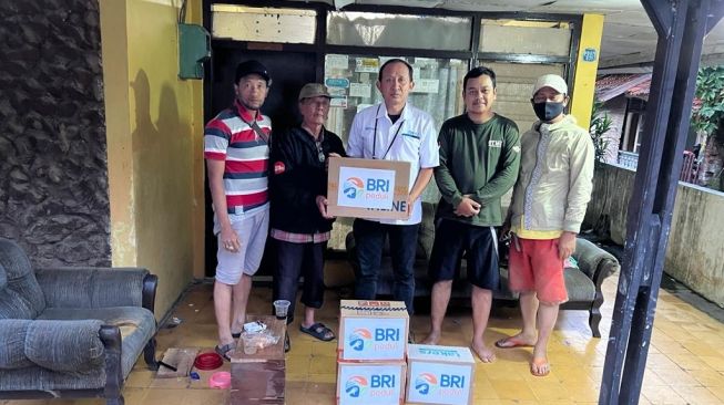 Lewat Program BRI Peduli, Bank BRI Salurkan Bantuan untuk Korban Banjir Ciledug