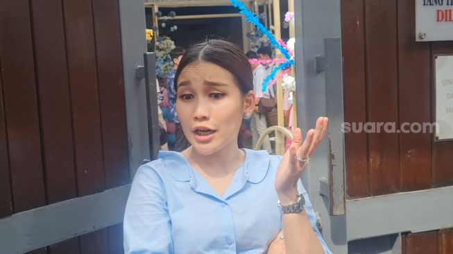 Ayu Ting Ting ditemui di kediamannya di kawasan Sukmajaya, Depok, Jawa Barat [Suara.com/Adiyoga Priyambodo]